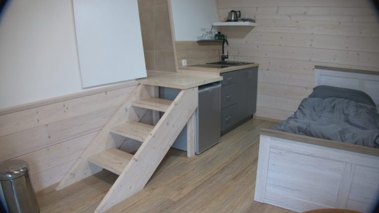 maly apartman kuchyn
