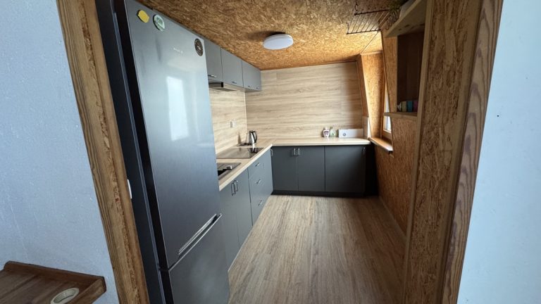 velky apartman kuchyn