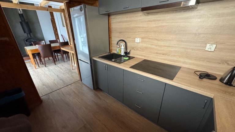velky apartman kuchyn lednice