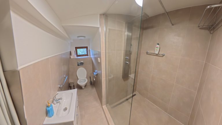 maly apartman koupelna